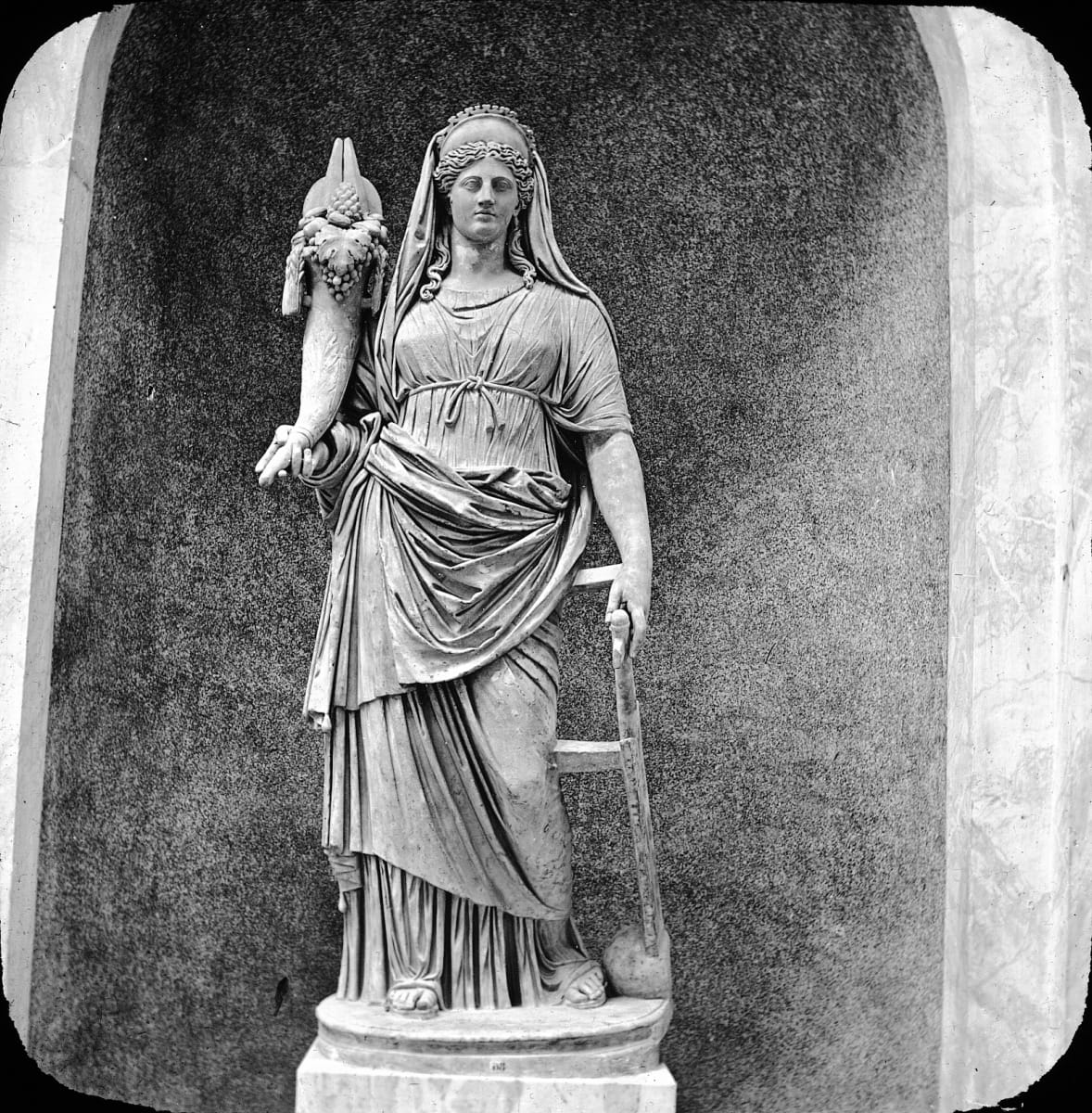 Statue of Fortuna standing in a niche